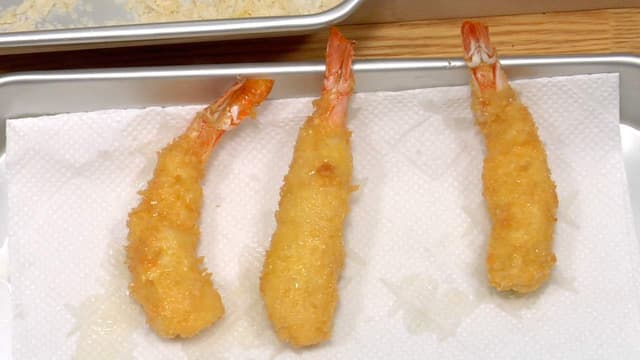 Dyo Ebi: aprenda a fazer o sushi de camarão crocante com salmão e cream cheese