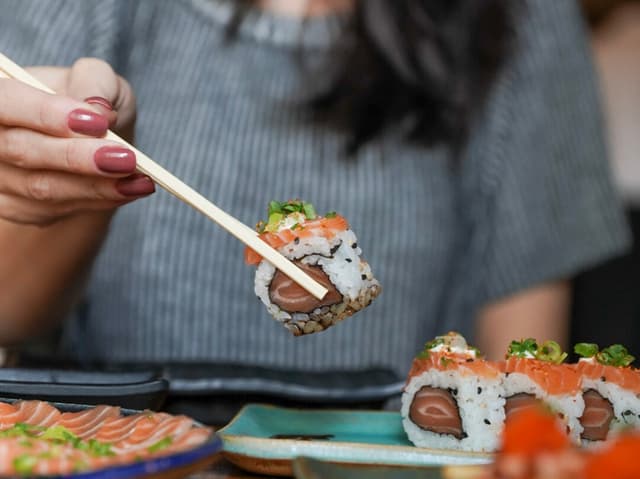 Sushi tradicionalmente se come com as mãos, segundo etiqueta japonesa