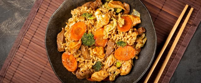 Yakisoba Bolivia tem ramen que Roselita destaca para saborear sem pressa