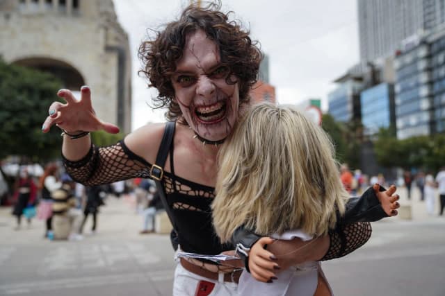 Marcha Zombie 2026 agita a Cidade do México com cosplay inspirado em The Crow