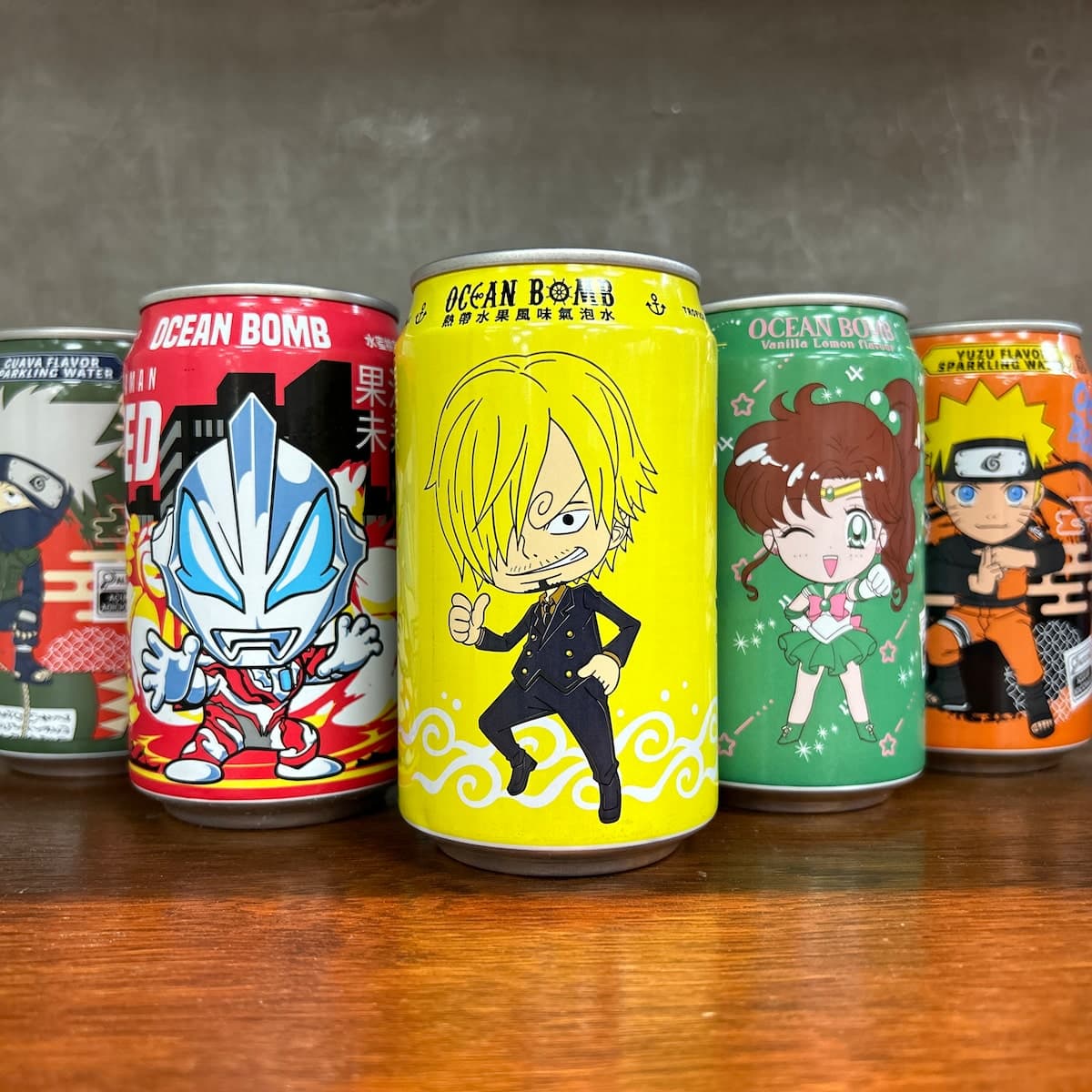 Lezyrodriguez compartilha vídeo no Instagram abrindo bebidas japonesas ao lado de pratos típicos