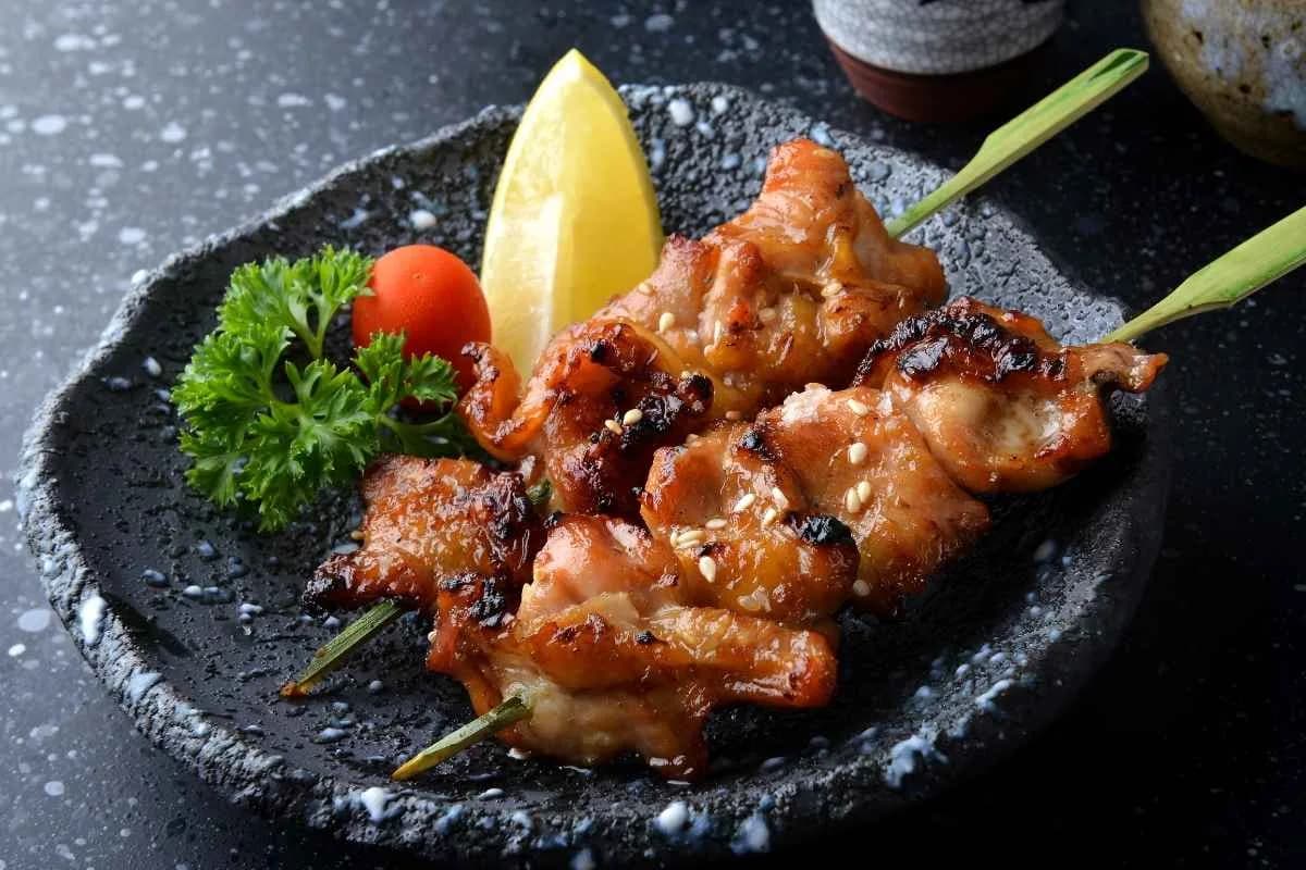 Yakitori: aprenda a receita com hibachi da FukuLabs e molho de soja caramelizado