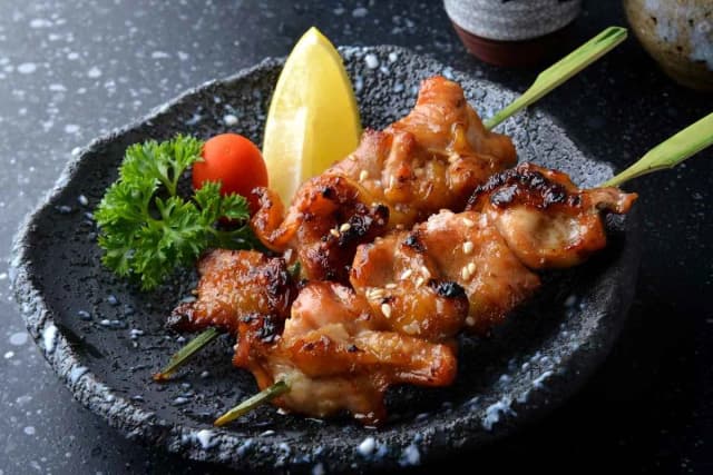 Yakitori: aprenda a receita com hibachi da FukuLabs e molho de soja caramelizado