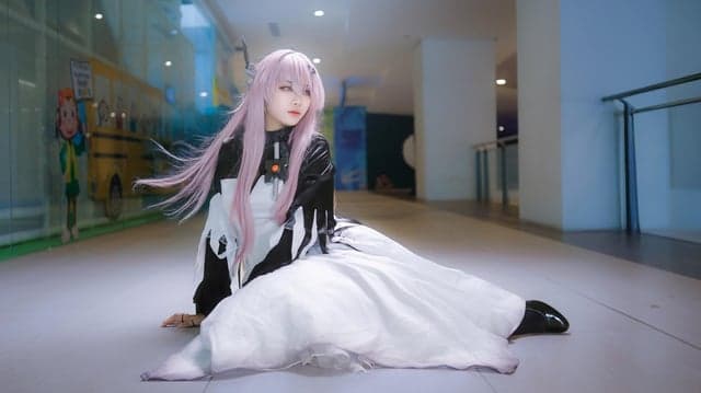 Arknights recebe cosplay de Theresia com despedida poética sob o luar no Instagram