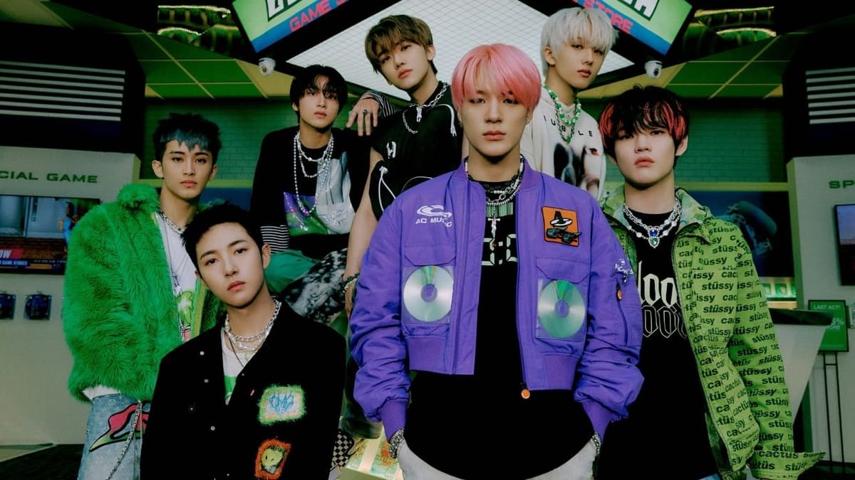 NCT DREAM estreia OFF TO DREAM in Mukho com jaqueta khaki da Miseki Seoul