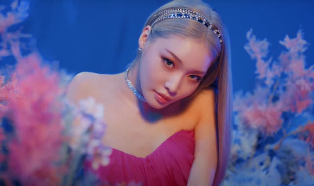 ChungHa estreia solo na Alemanha e brilha com iluminação minimalista