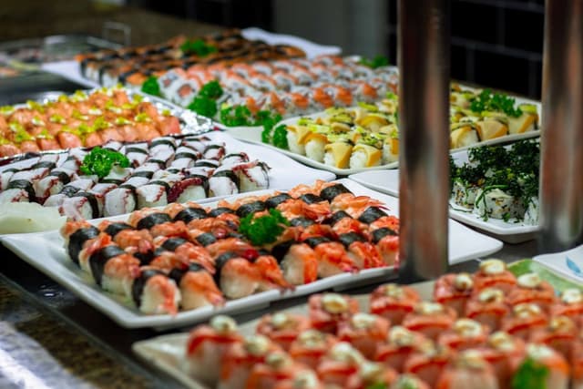 Nandemoyá serve sushi de salmão fresquíssimo no coração da Liberdade, SP