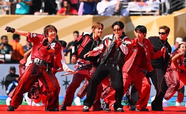 BTS faz história ao tocar no intervalo da final da Copa do Mundo no Maracanã