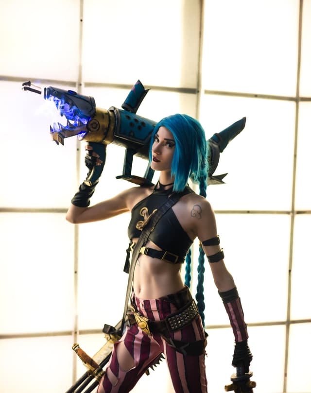 Cosplayers inspirados em Arcane trocam ideias de crafting usando objetos do dia a dia no Instagram