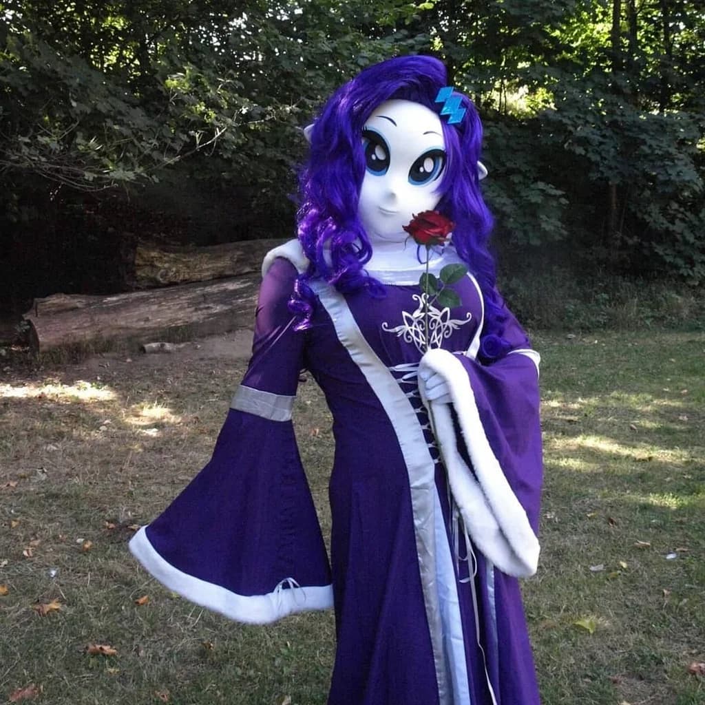 Cosplayer de Rarity cai várias vezes ao montar o traje e posta no Instagram