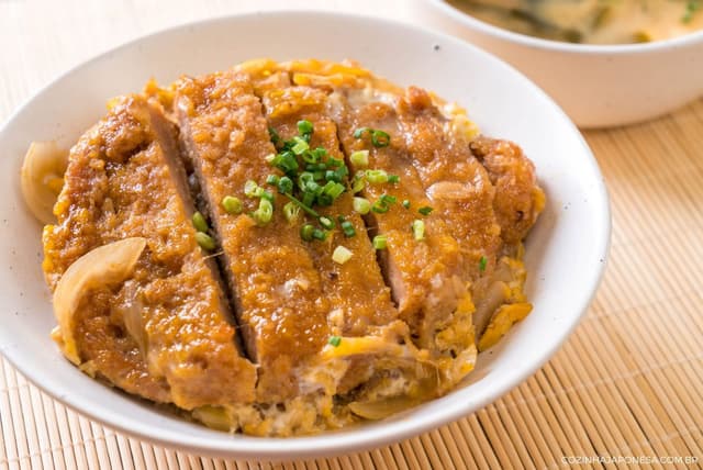 Juvevê traz Donburi Katsudon quente e generoso para o almoço em Curitiba