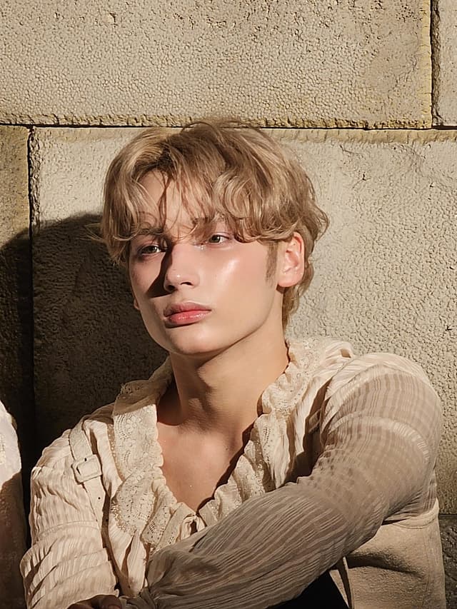 Huening Kai surpreende como rockstar no Weverse Con e arrasa na guitarra