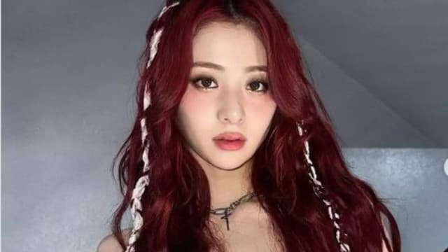 Huh Yunjin (LE SSERAFIM) convida fãs a cantar “Stupid In Love” direto de Taipei