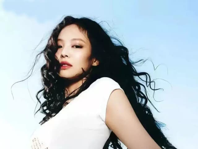 Jennie (BLACKPINK) se torna ícone global da música, moda e negócios