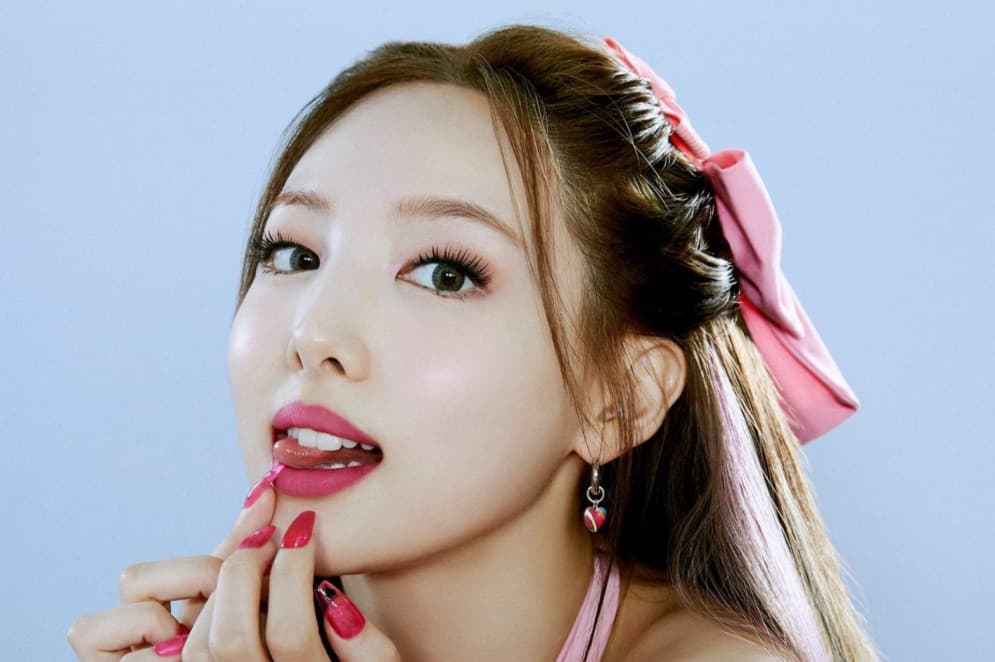 TWICE recebe CEG de Nayeon após 2 anos; unboxing viral agita fãs
