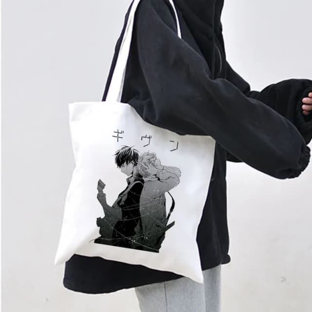 BL ganha tendência de personalizar tote bags para fãs de manhwa e yaoi