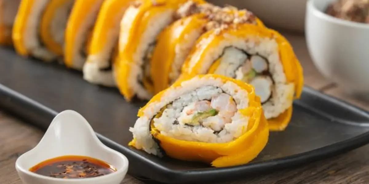 Sushi Meshi Don traz sushi de fruta: morango e manga recheados com camarão, peça já