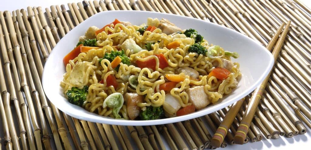 Yakisoba: descubra a explosão de sabores e aromas da culinária japonesa