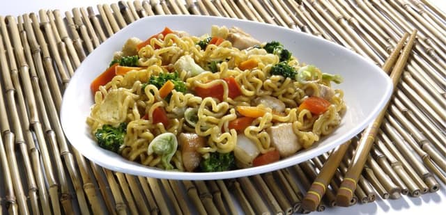 Yakisoba: descubra a explosão de sabores e aromas da culinária japonesa