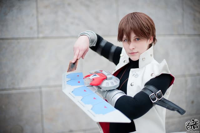 Yu-Gi-Oh! reúne cosplayers de Kaiba, Yami e outros em duelo de fotos no Instagram