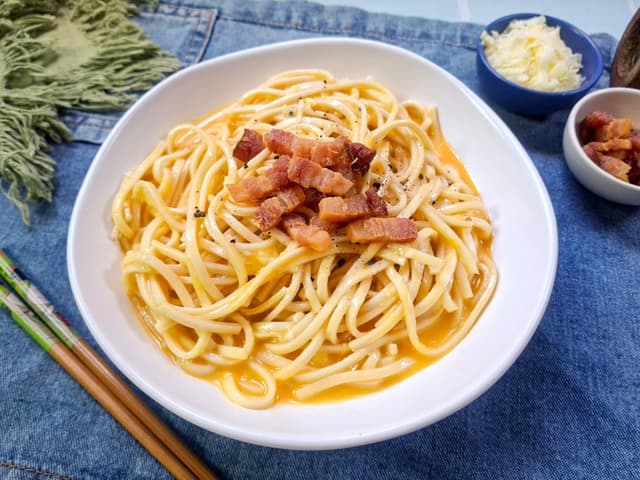 Udon Carbonara surpreende ao trocar espaguete por udon na tradicional carbonara italiana