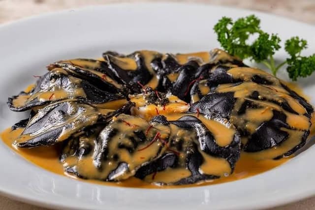 Ramen de Barrio lança ramen negro com tinta de lula, edição limitada, em Xochimilco