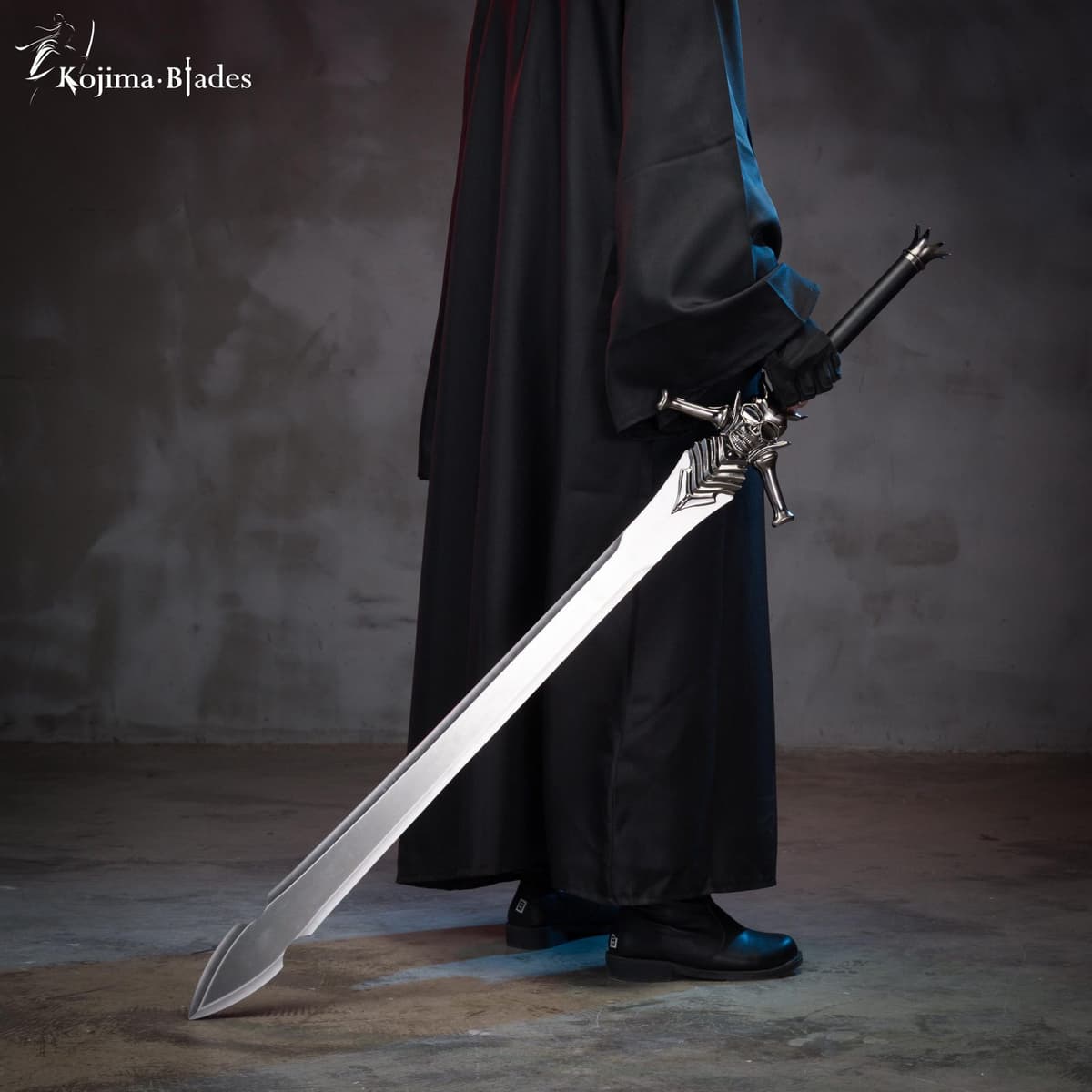 Devil May Cry: cosmaker revela réplica em tamanho real da icônica espada Red Queen V2