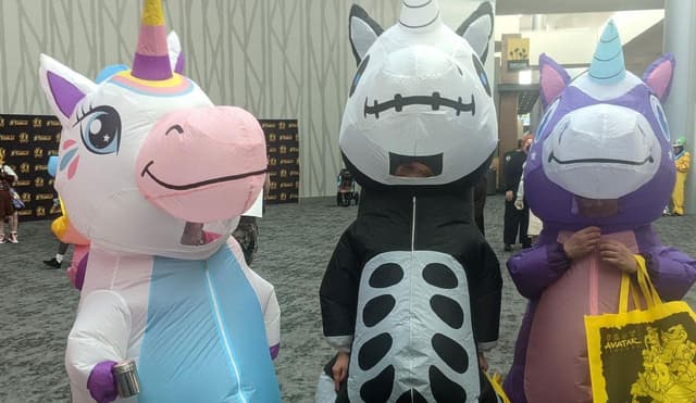 Rose City Comic Con recebe fursuiters em “Furlandia Friday” e divulga fotos impressionantes