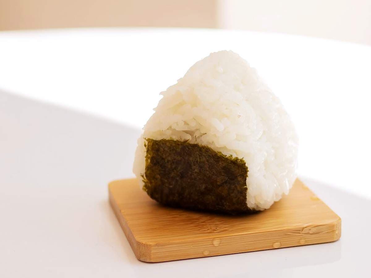 Onigiri: descubra os recheios mais populares e como saborear esse snack japonês