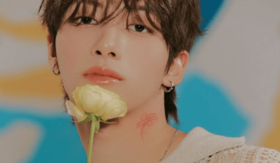 NEXZ surpreende fãs com postal fanmade de Yu em holograma glitter