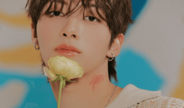 NEXZ surpreende fãs com postal fanmade de Yu em holograma glitter