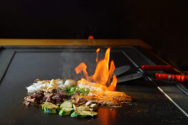 Hibachi Grill celebra abertura de sucesso com teppanyaki e agradece apoio da Gotera