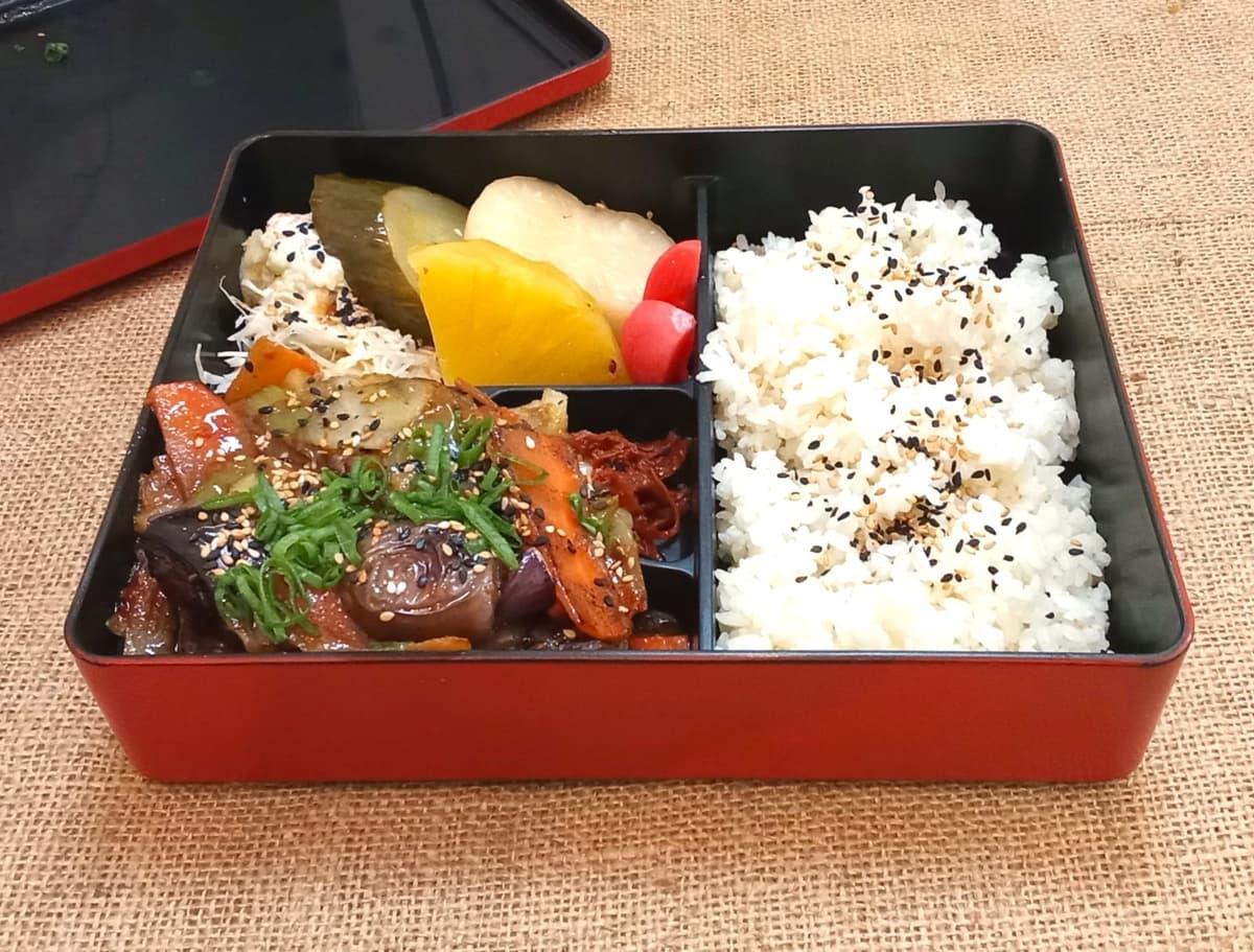 Mikasa de Barcelona apresenta Nasu no miso itame e menu do dia por 13 €
