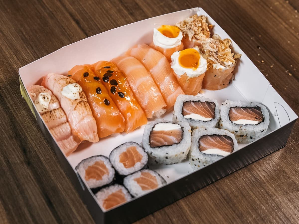 Dan Sushi lança combo de 14 sushis de salmão fresco para delivery em Salvador