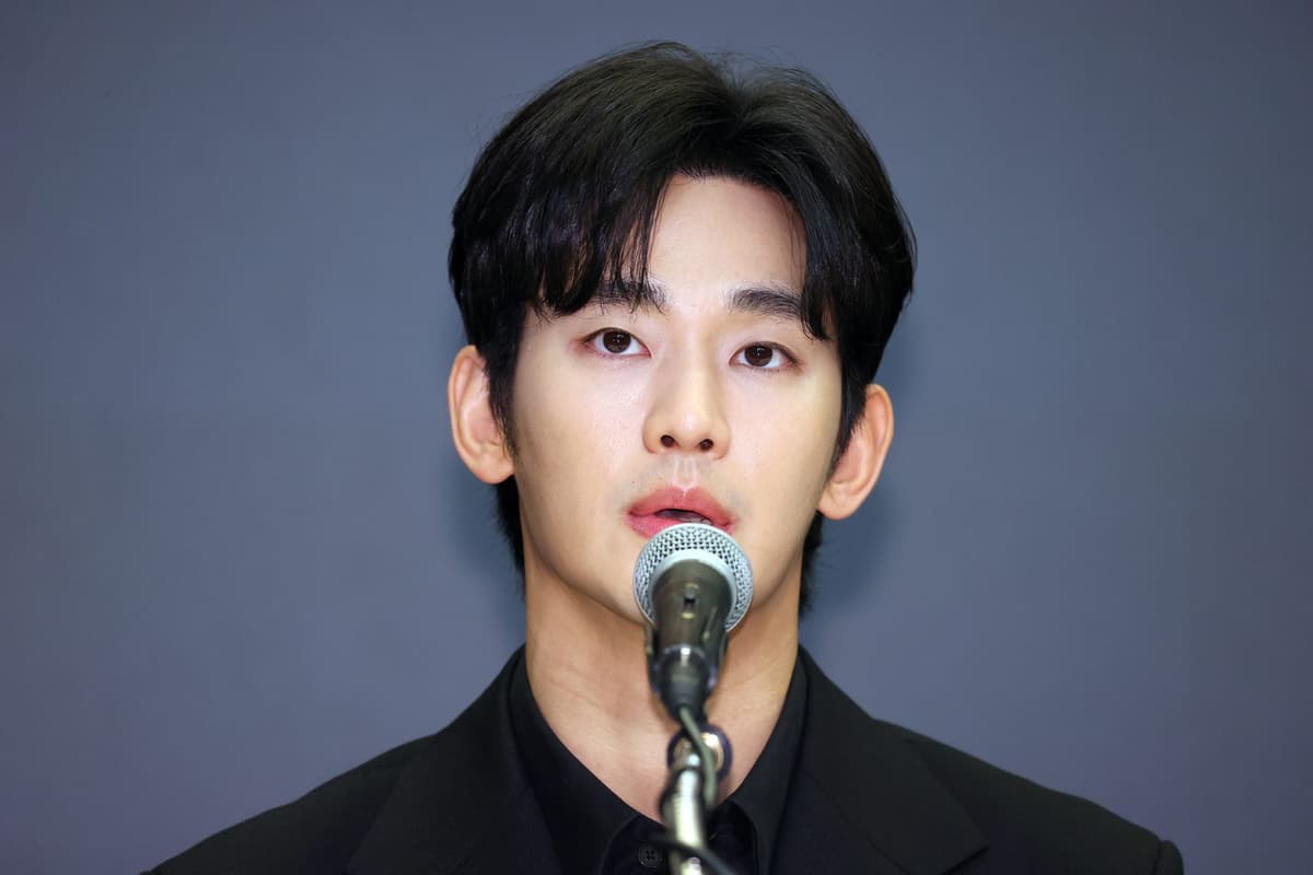 Kim Soo-hyun retorna aos palcos como apresentador no The Fact Music Awards 2026