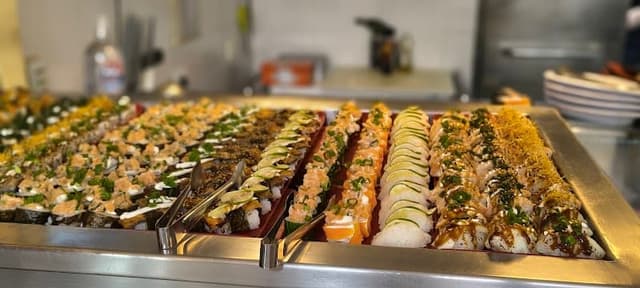 Donbei Kilo Oriental chega com buffet de sushi, saladas e pratos quentes japoneses e chineses