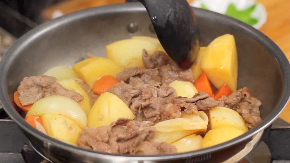 Nikujaga: aprenda a receita caseira japonesa que marcou a infância