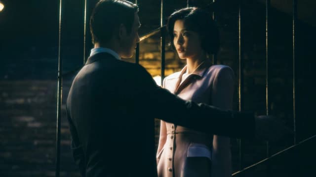Dorama de romance exibe cena de confissão: ele estende a mão e pergunta se ela aceitará ficar com ele