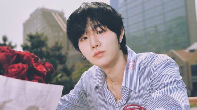 Ji Yunseo, ex integrante da EVEN e prima de Nayeon (TWICE), alista‑se na Marinha e entra na Banda Naval