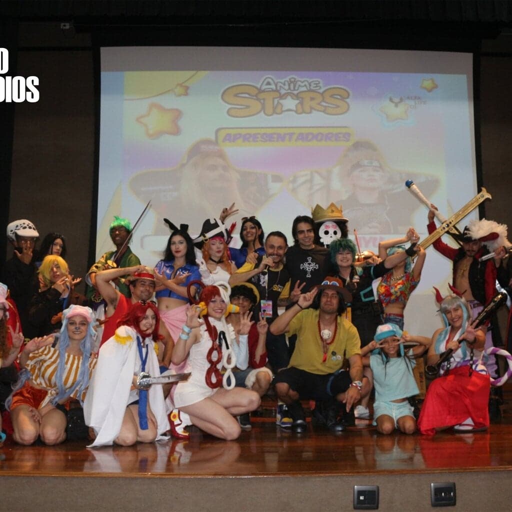 ACOTAR celebra lançamento à meia‑noite no Starfall Ball com cosplay de Nesta