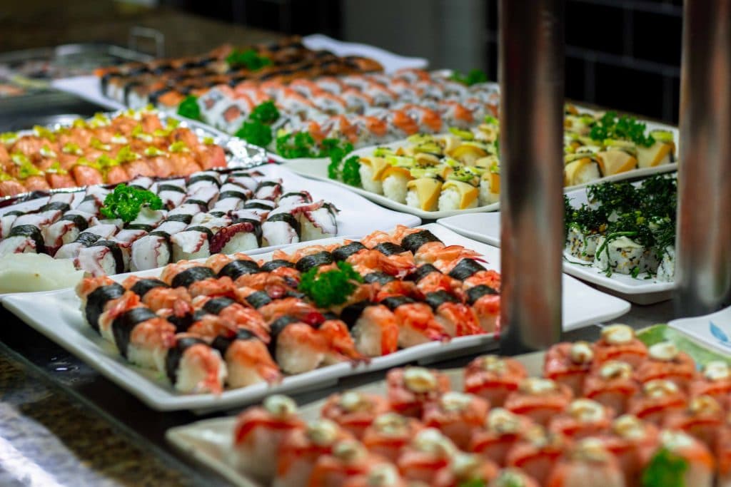 Nandemoyá serve sushi de salmão fresquíssimo no coração da Liberdade, SP