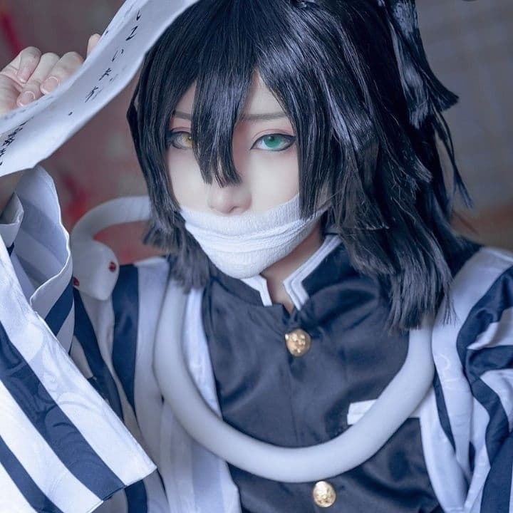 Obanai Iguro de Demon Slayer arrasa no Instagram com cosplay de Halloween