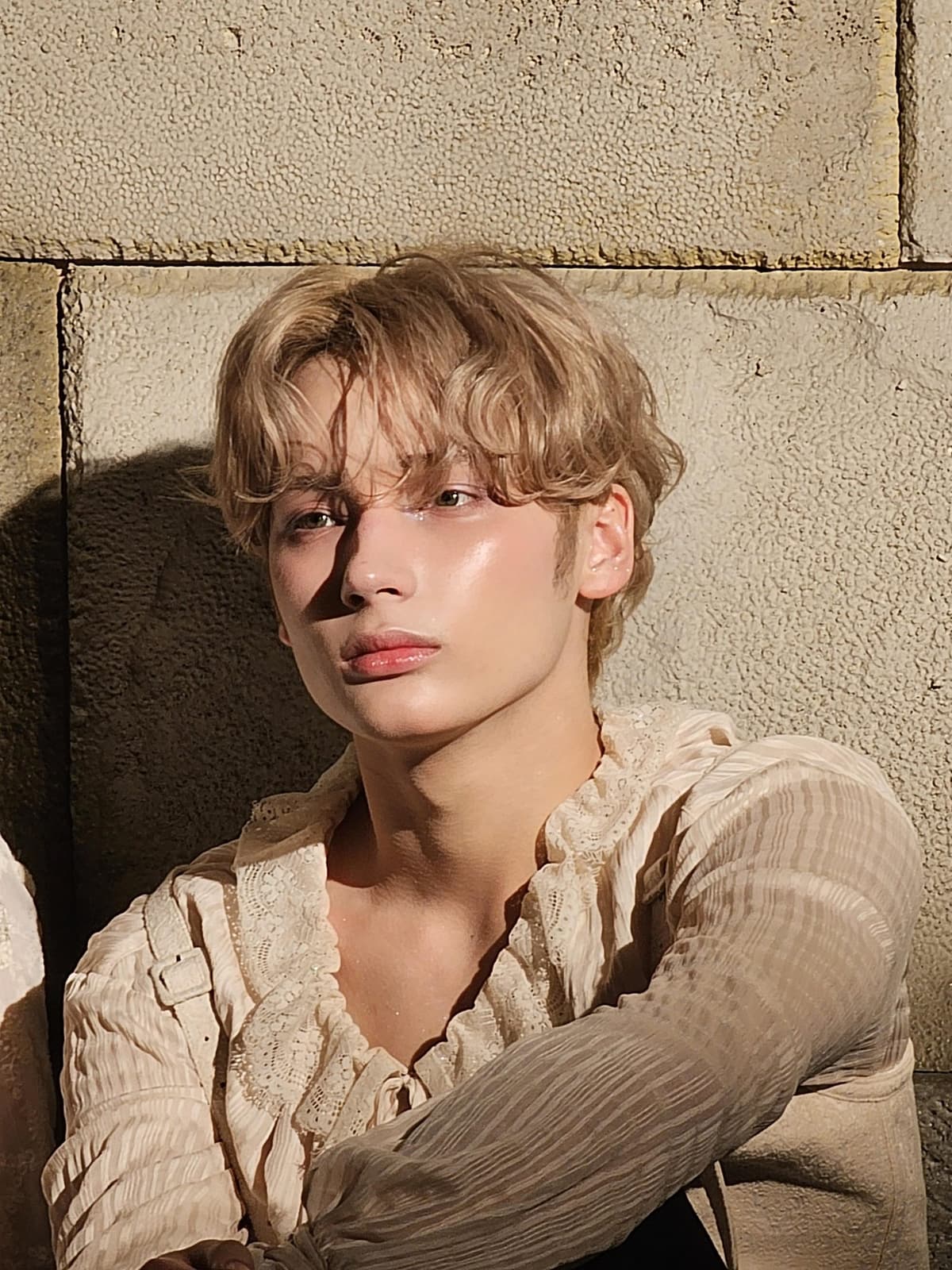 Huening Kai surpreende como rockstar no Weverse Con e arrasa na guitarra