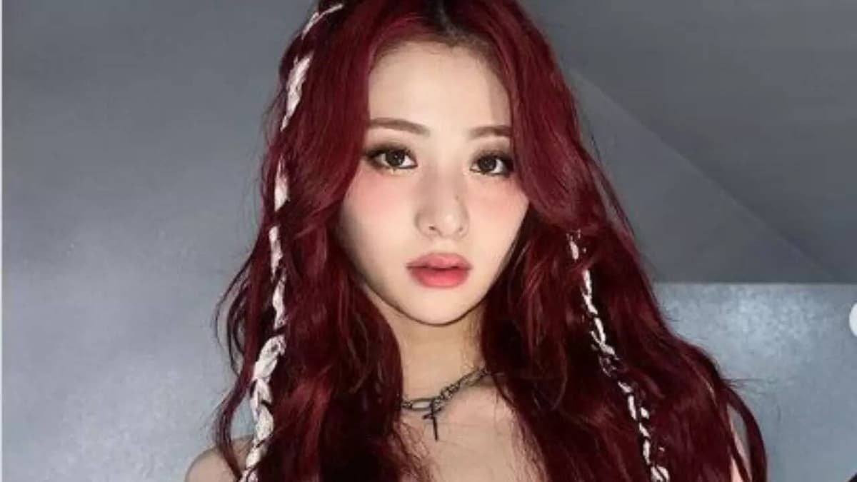 Huh Yunjin (LE SSERAFIM) convida fãs a cantar “Stupid In Love” direto de Taipei