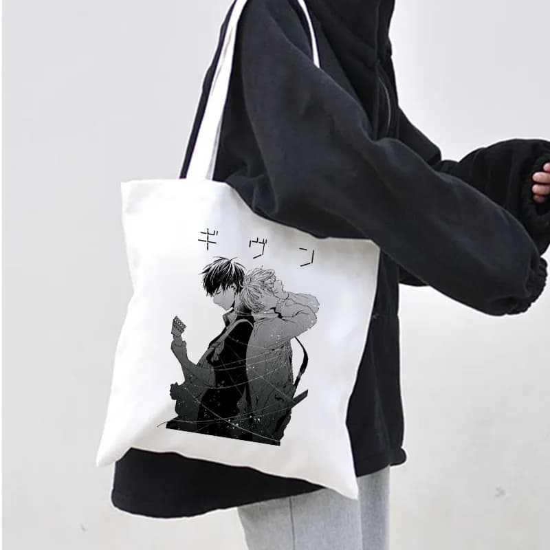 BL ganha tendência de personalizar tote bags para fãs de manhwa e yaoi
