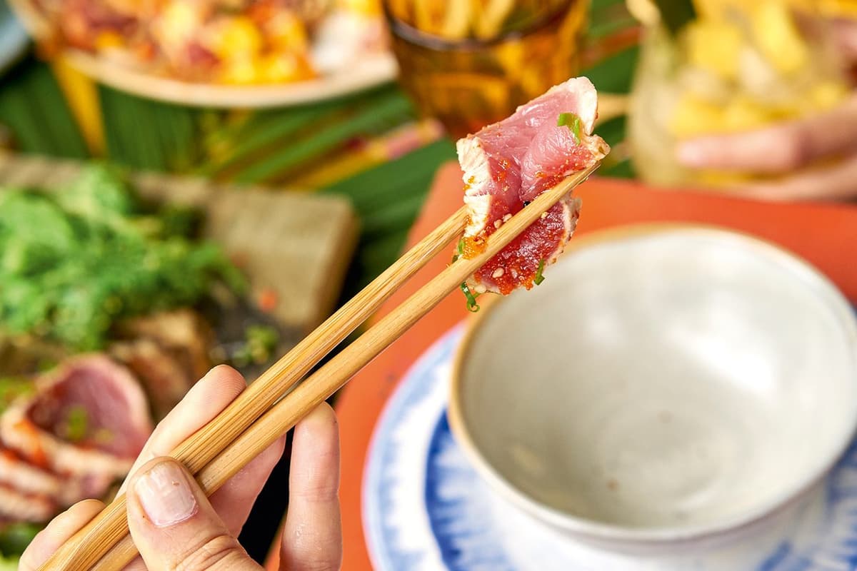 Tataki de atum chega ao Yosushibar: descubra a técnica de Kochi que sela o peixe